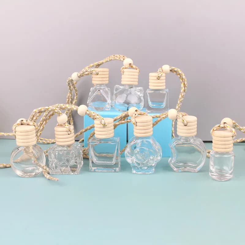 Mini bottiglia pendente per profumo in legno Diffusore di profumo per aromaterapia automatica Bottiglia di vetro vuota appesa per auto Decorazione automobilistica