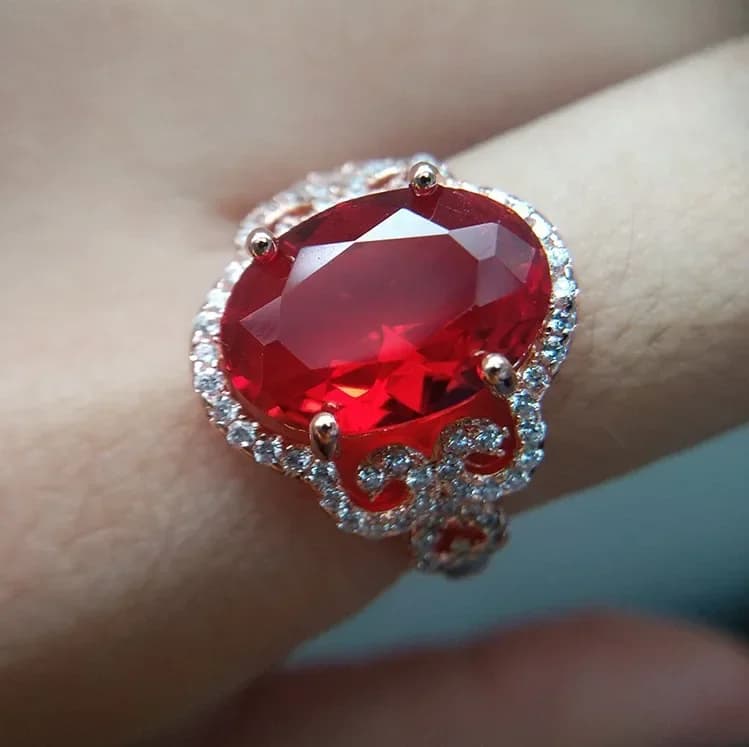 Anello di rubino con motivo a cuore vuoto alla moda elegante anello di fidanzamento con diamante rosso di lusso leggero