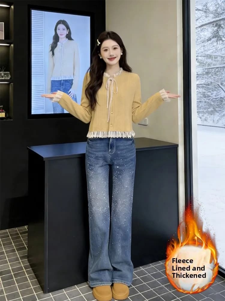 Set Due Pezzi da Donna: Maglione Lavorato a Maglia con Inserti in Pizzo e Jeans a Vita Alta a Gamba Larga, Completo Invernale Elegante e Snellente