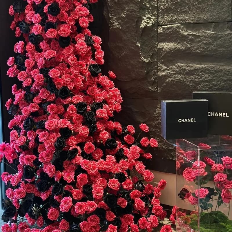 Orologio da parete con rose e fiori, stile trendy per centri commerciali e decorazioni floreali nuziali