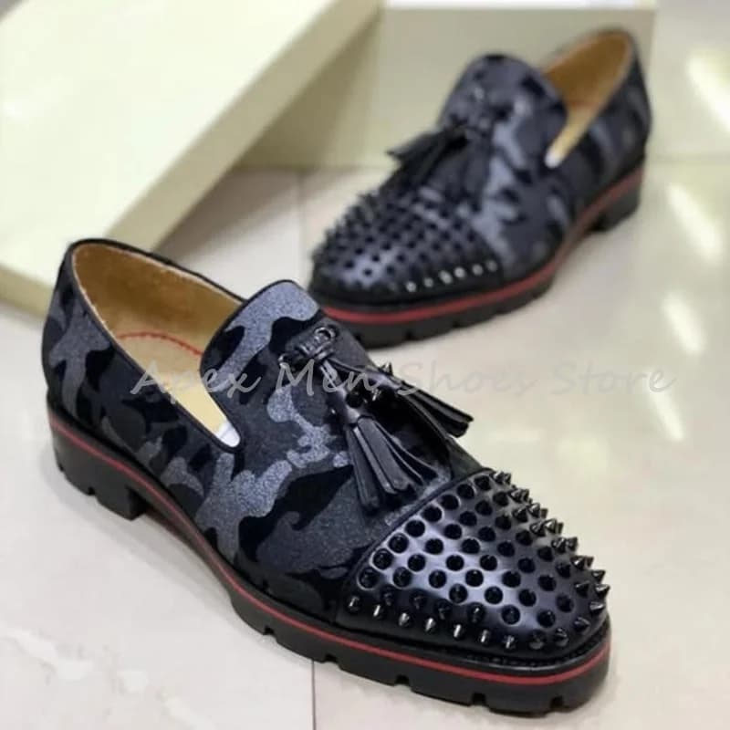 Mocassini con nappe a spillo modello casual 2025 Nuovo comfort appartamenti in pelle scamosciata con borchie Scarpe casual da uomo Scarpe oxford da indossare ogni giorno