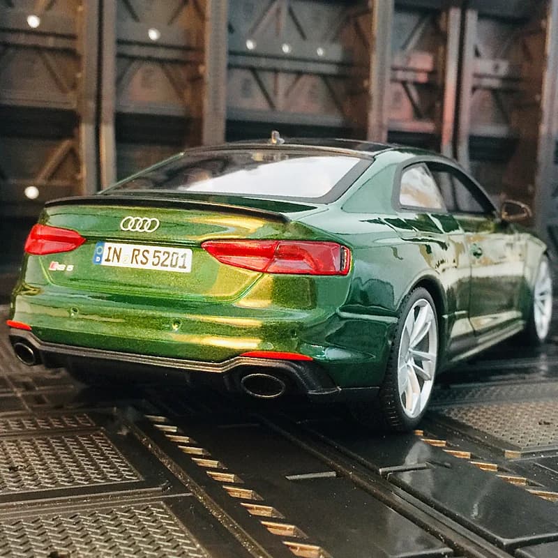 Bburago 1:24 Modellino in Scala Audi RS5 Coupé, Auto Statica in Lega, Ornamenti da Collezione, Porte Apribili, Dettagli Ricchi, Lavorazione Fine