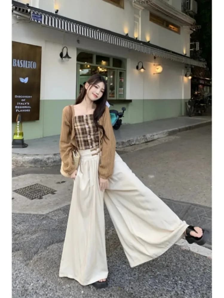 Set Tre Pezzi Donna: Cardigan Aperto Lavorato a Maglia con Cintura, Gilet a Quadri Piccante e Pantaloni a Vita Alta a Gamba Larga per l'Inizio dell'Autunno