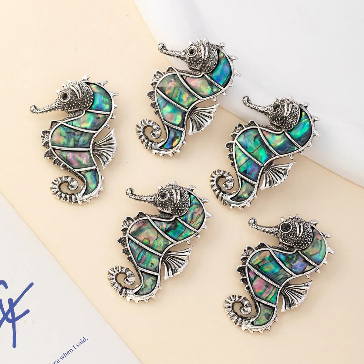 Collana con conchiglia di abalone e ciondolo a forma di cavalluccio marino in lega, stile semplice europeo e americano, in offerta speciale.