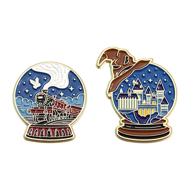 Spilla in smalto a forma di palla di cristallo magica di Natale, personalizzata con castello e treno nel cielo notturno romantico, distintivo da risvolto, gioiello, regalo, ornamento