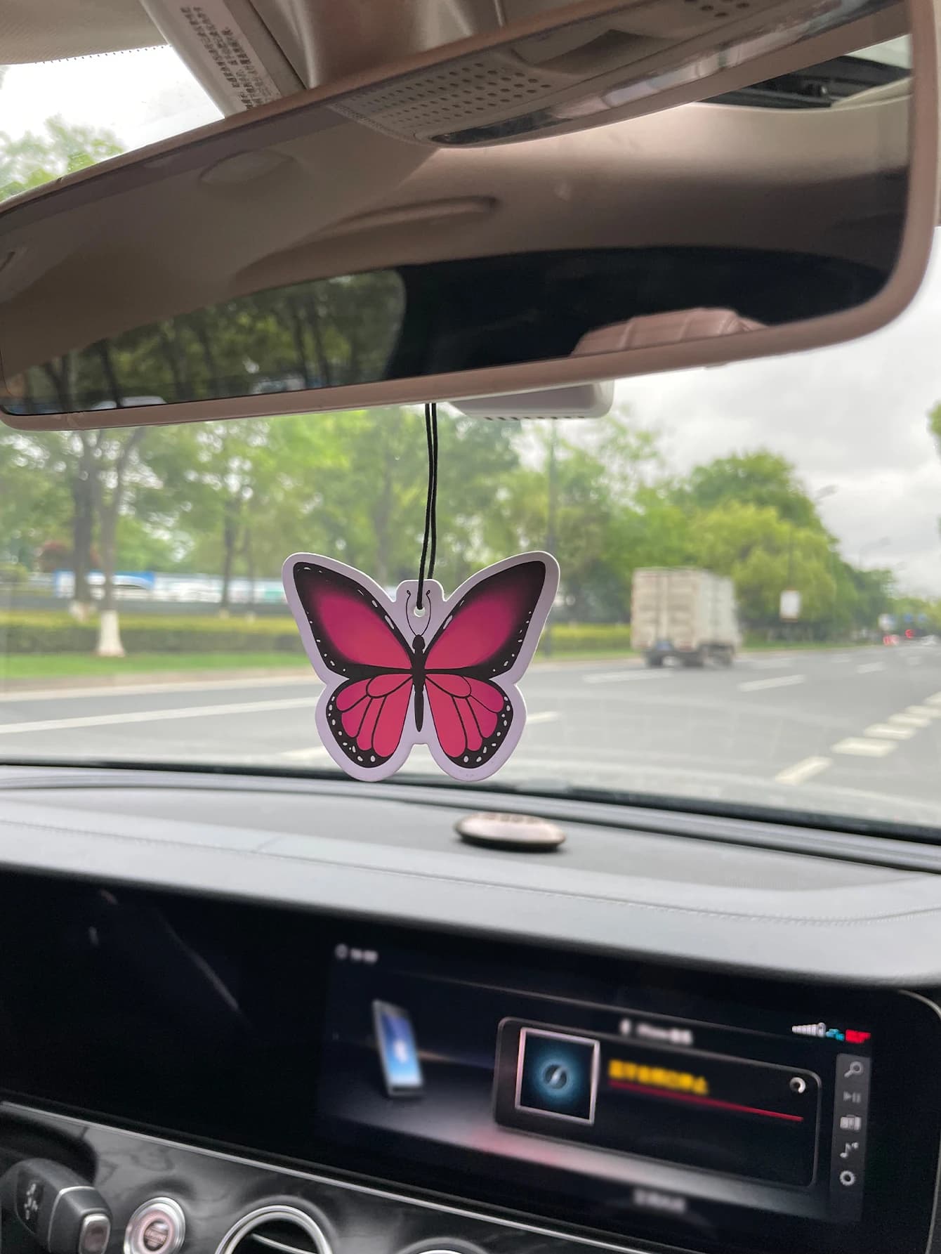 Profumo per Auto Red Butterfly//Freesia, Fragranza Fresca a Cinque Stelle, Deodorante per Auto Neutro e Non Tossico | Oli Essenziali Naturali e Pastiglie Profumate per Aromaterapia (Noroili/Grapefruit/Cedro) | Modello da appendere e doppia funzione come clip per presa d'aria | Fragranza a Lunga Durata per 60-90 Giorni | Deodorante e Purificatore d'Aria | Adatto per l'uso in auto, case, armadi e bagni. | Stessa fragranza della quella venduta in negozio