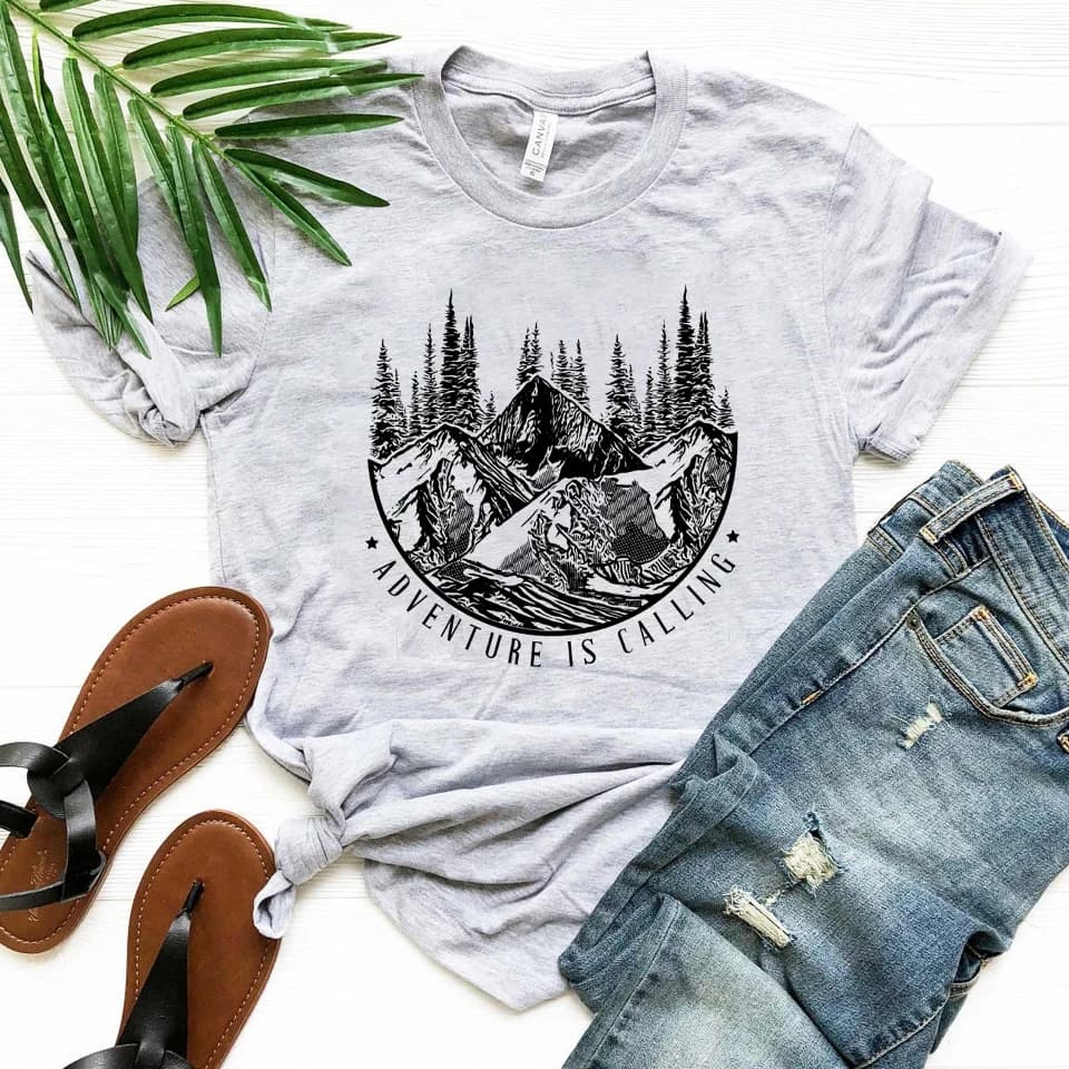 L'avventura sta chiamando la maglietta a tema montagna magliette da trekking magliette all'aperto magliette grafiche Unisex Wilderness magliette con stampa forestale