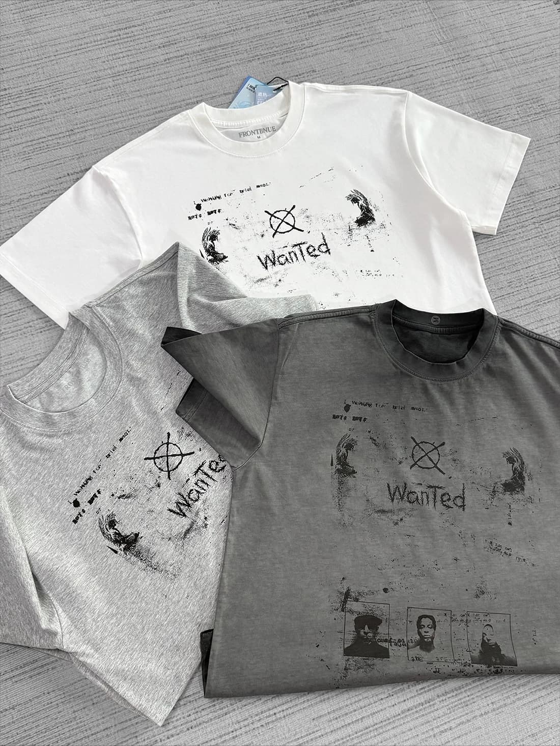 T-shirt in cotone Solona 250g a maniche corte con stampa digitale a iniezione diretta effetto distressed 'Wanted'