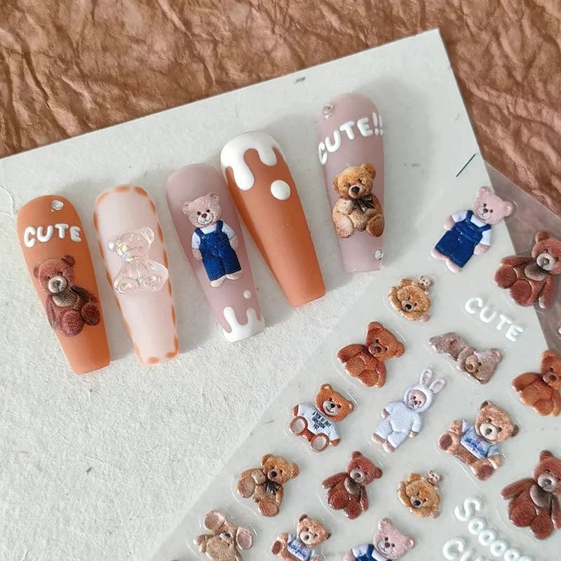 Coreano Del Fumetto Abbraccio Orso di Alta Qualità 3D Inciso Adesivi Per Unghie Decorazioni Unghie Artistiche Decalcomanie Per Unghie 2023 Nuovo Design