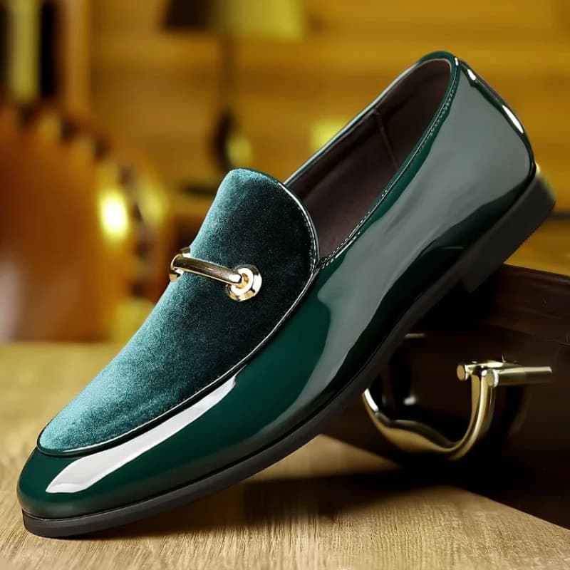 Nuove scarpe europee da uomo Scarpe casual in pelle verniciata Scarpe eleganti per il tempo libero da lavoro Mocassini slip-on di grandi dimensioni
