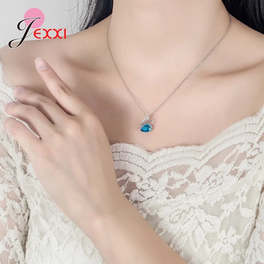 Orecchini a bottone in argento sterling 925, collana con ciondolo, set regalo di gioielli, zirconi cubici lucidi, strass, pietra waterdrop, design a forma di coniglio