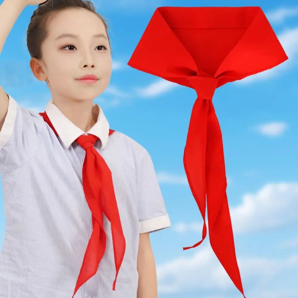 Sciarpa in asciugamano triangolare stile classico cinese 120 cm Sciarpa rossa in cotone Materiale scolastico Cravatta rossa Girocollo Sciarpe pioniere giovani Regali