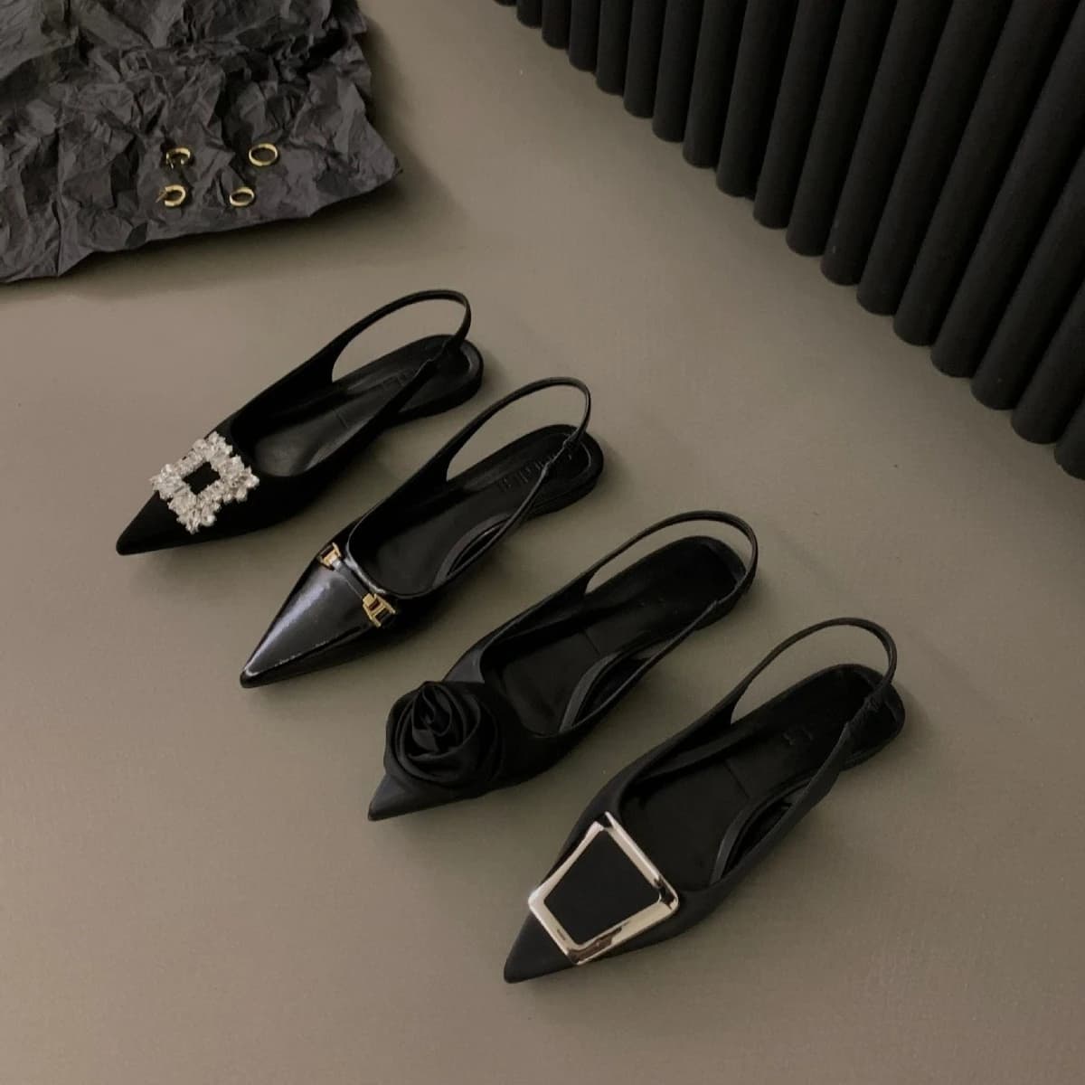 Sandali francesi con cinturino posteriore nero a fondo piatto Sandali con testa da donna 2025 Primavera/Estate Scarpe singole con temperamento con strass a punta