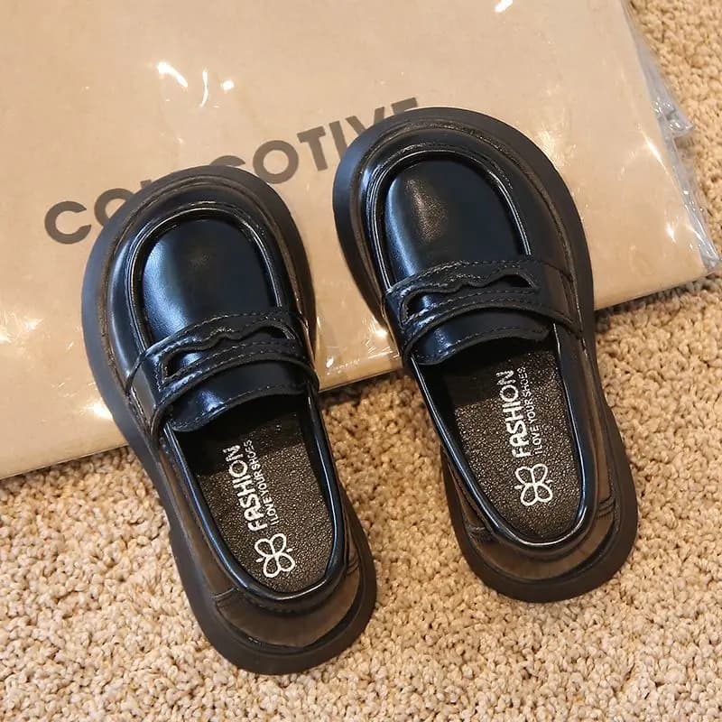 Scarpe da bambino in pelle nera Cinturino in velcro stile britannico Suola spessa Scarpe da performance casual primavera autunno per ragazze