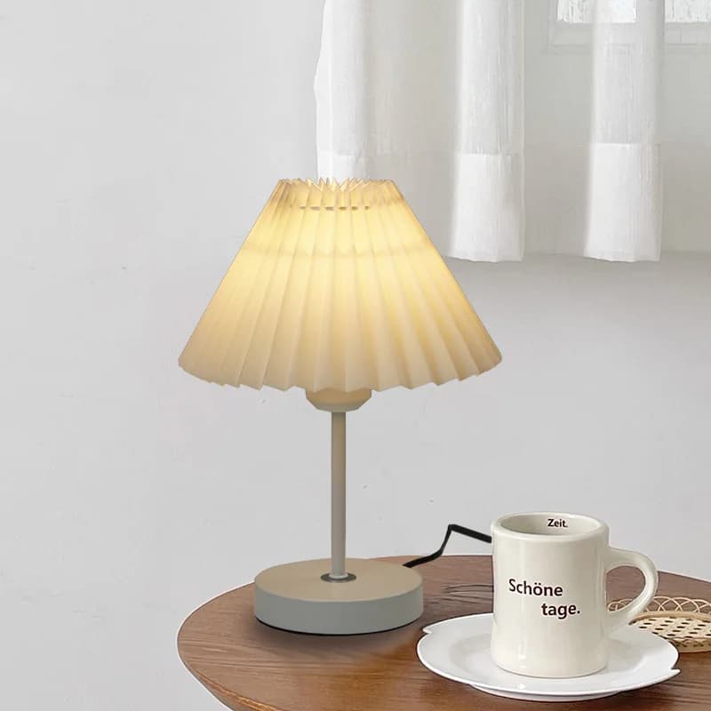 Lampada da tavolo a LED in ferro battuto bianco nordico Paralume in tessuto plissettato Moden Soggiorno Camera da letto Ristorante Ufficio Lampada da lettura
