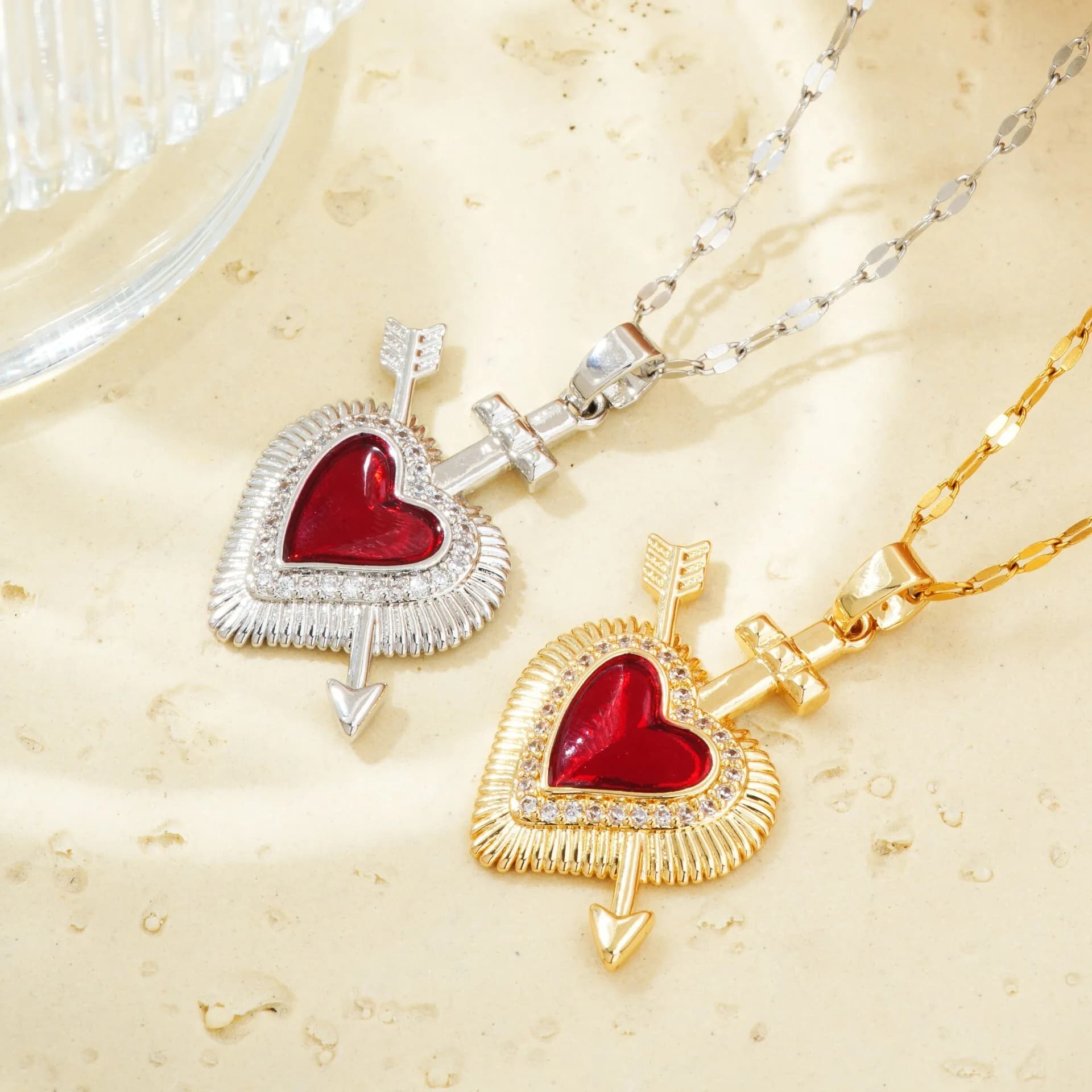 Collana con clavicola con pendente a forma di cuore e freccia in cupido con zirconi micro pavimentati super lucidi in stile coreano