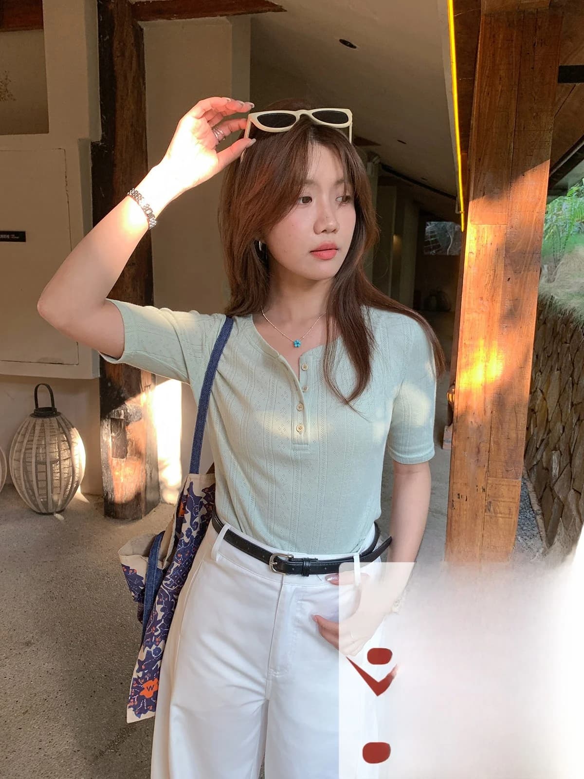 T-shirt Sisilyon in stile coreano slim fit con colletto Henry, top da donna primavera estate a maniche corte con ricamo floreale