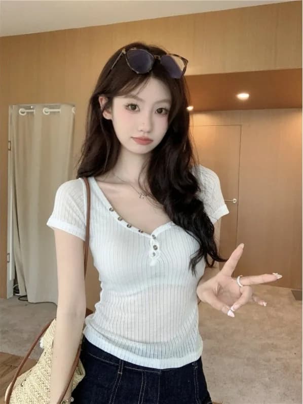 T-shirt estiva da donna slim fit a maniche corte con scollo a V e bottoni, stile casual coreano, per il tempo libero e il lavoro