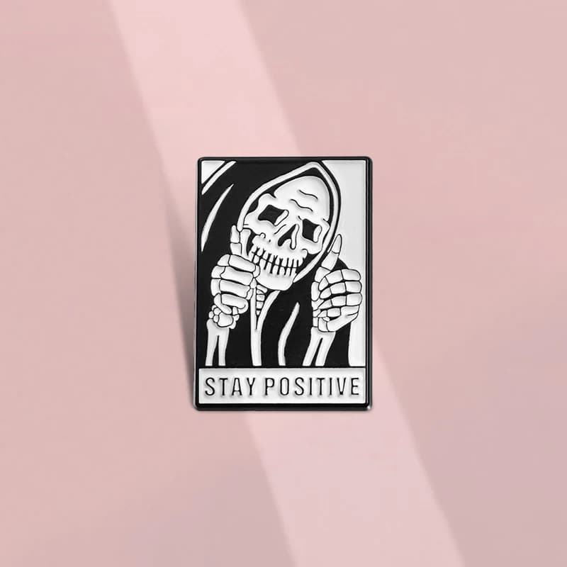 Spilla in smalto con citazioni motivanti e gesto 'Stay Positive' a forma di teschio, creativa, stile Dark Punk, per Halloween, distintivo da risvolto, decorazione per zaino e cappello, regalo