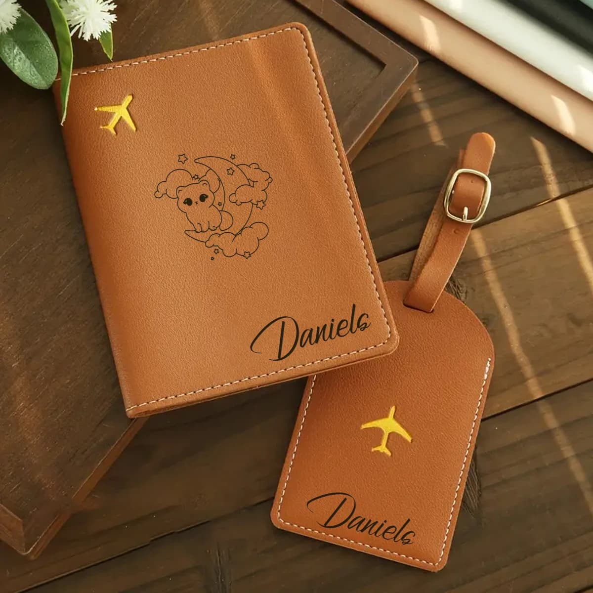 Set 2 Pezzi Porta Passaporto e Etichetta Bagaglio Personalizzabili, Portafoglio da Viaggio in Pelle PU con Motivo Aeroplano, Porta Documenti Pieghevole Portatile