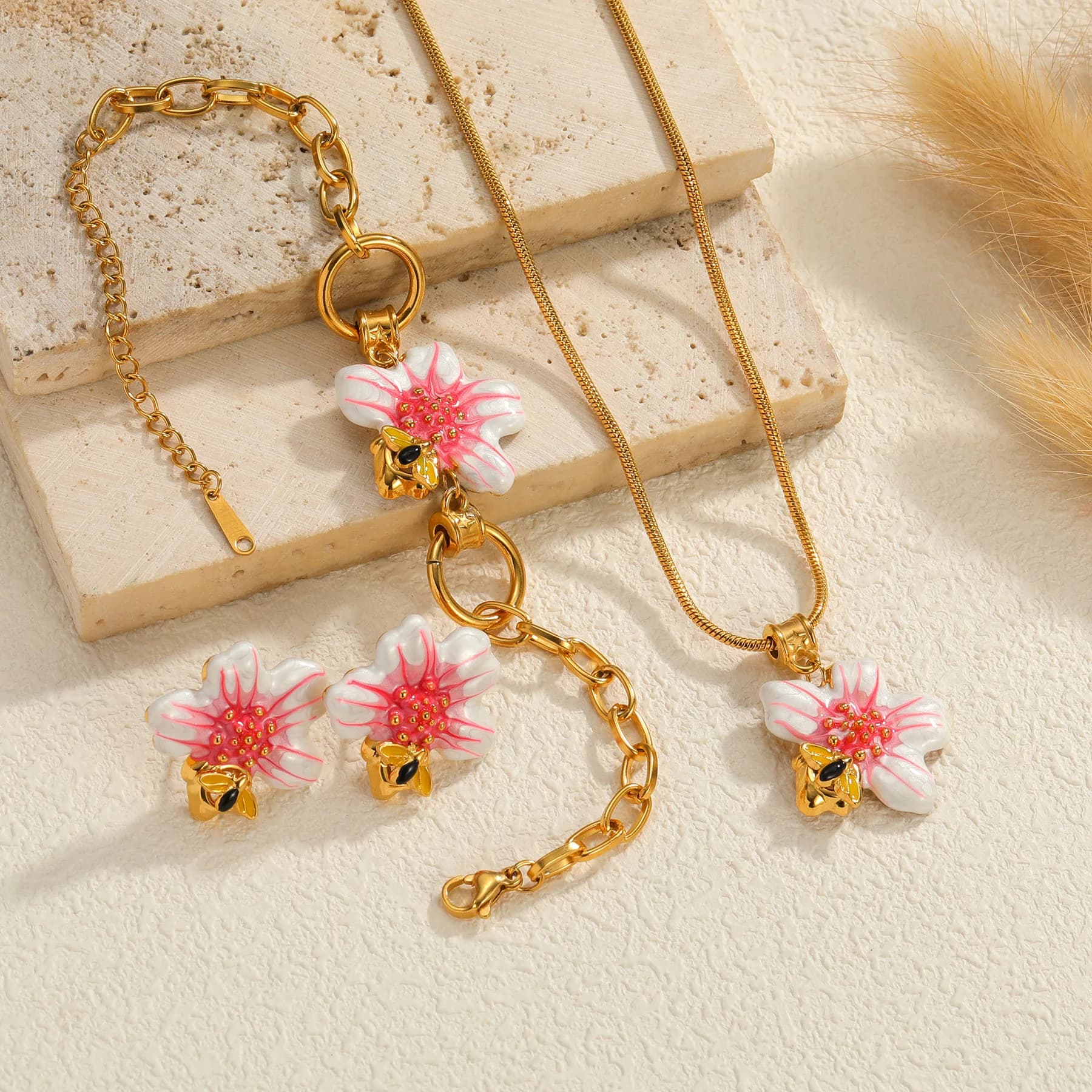 Kissmoon Set di Gioielli con Fiore Rosa Smaltato: Collana, Bracciale e Orecchini in Acciaio Inossidabile Color Oro per Donne e Ragazze, Regalo per Compleanno e Feste