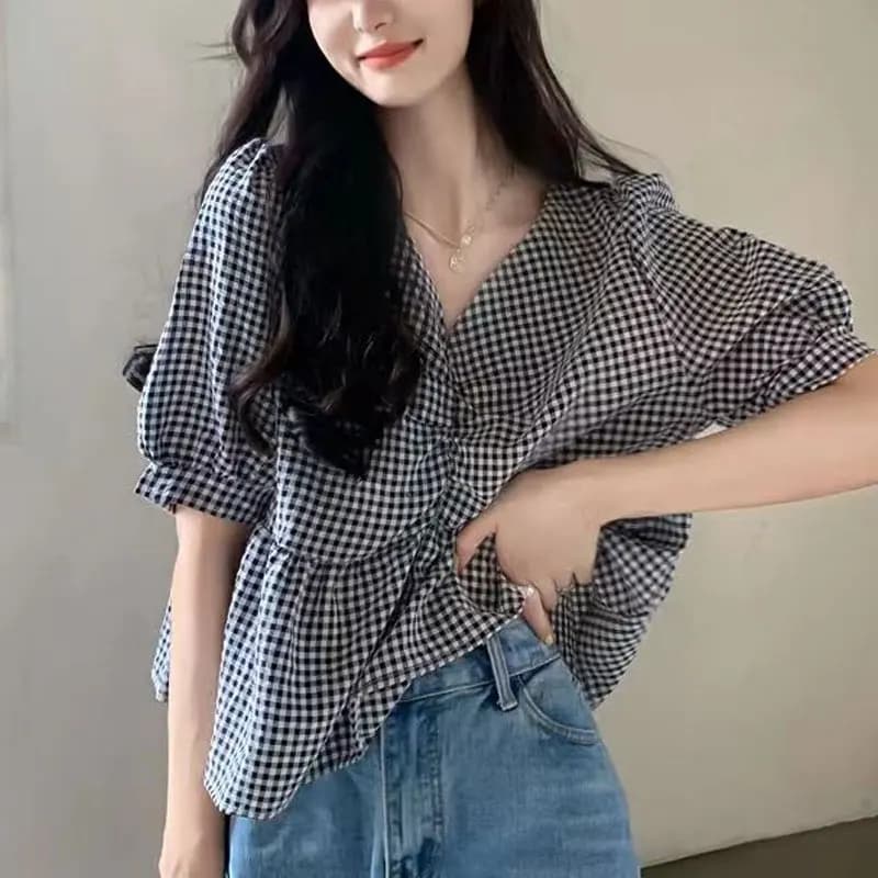 Camicie larghe scozzesi coreane estive Manica corta Abbigliamento femminile Casual Scollo a V Pieghe eleganti Impiombate Camicetta con maniche a lanterna dolce