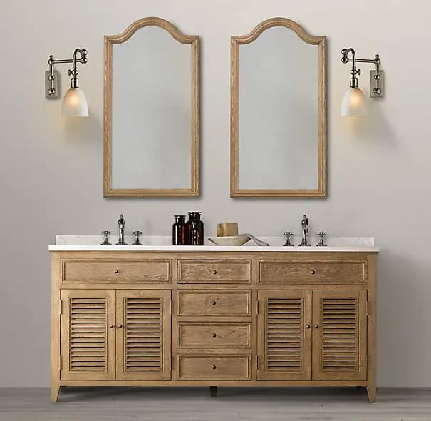 Mobile bagno a pavimento con lavabo, specchio e piano in marmo; Mobili bagno su misura disponibili.