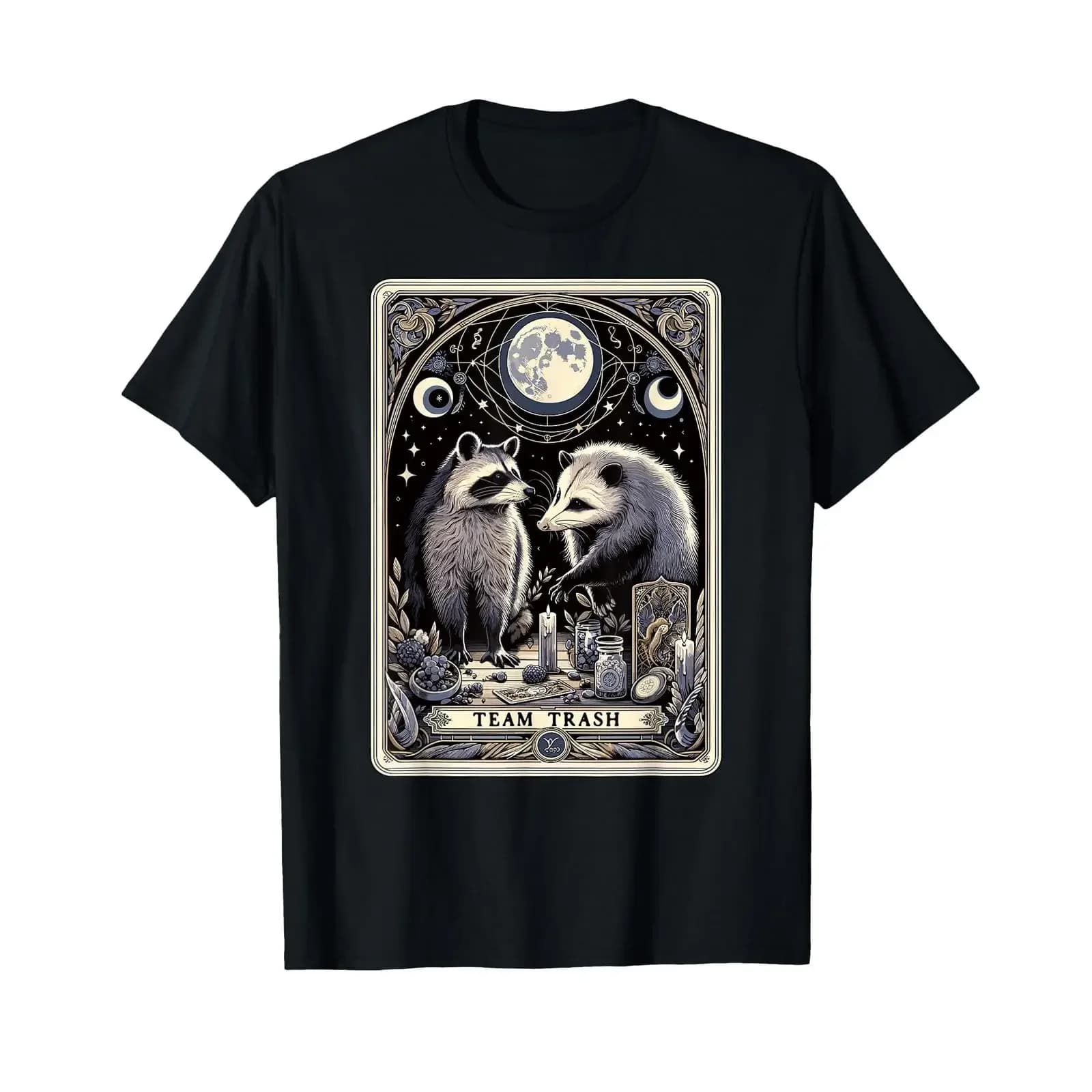 T-shirt vintage lavata con stampa grafica versatile e morbida, ispirata al tema Team Trash Tarot Card Raccoon Opossum Witchcraft Goth Possum