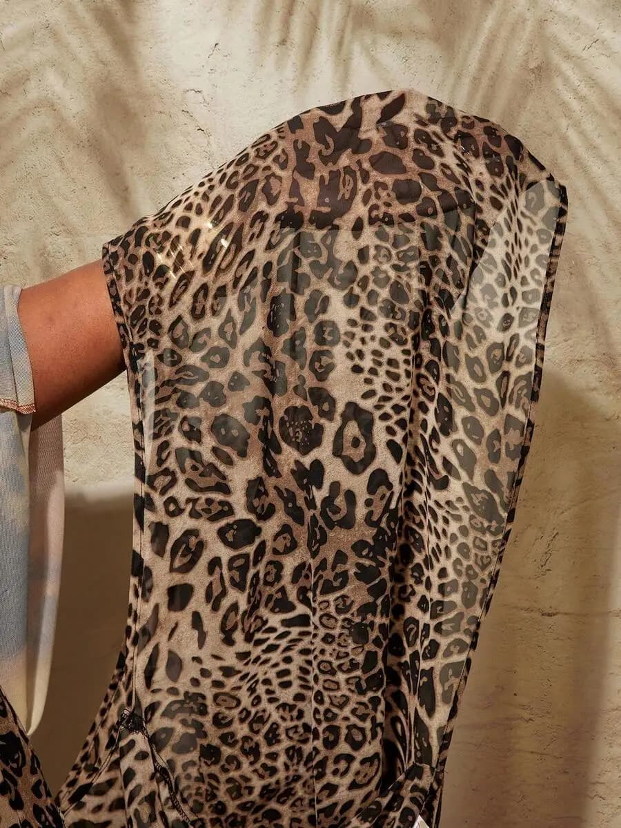 Completo da donna taglie forti con stampa leopardata, top in chiffon trasparente a spalla asimmetrica e pantaloncini, stile casual boho per spiaggia e festival