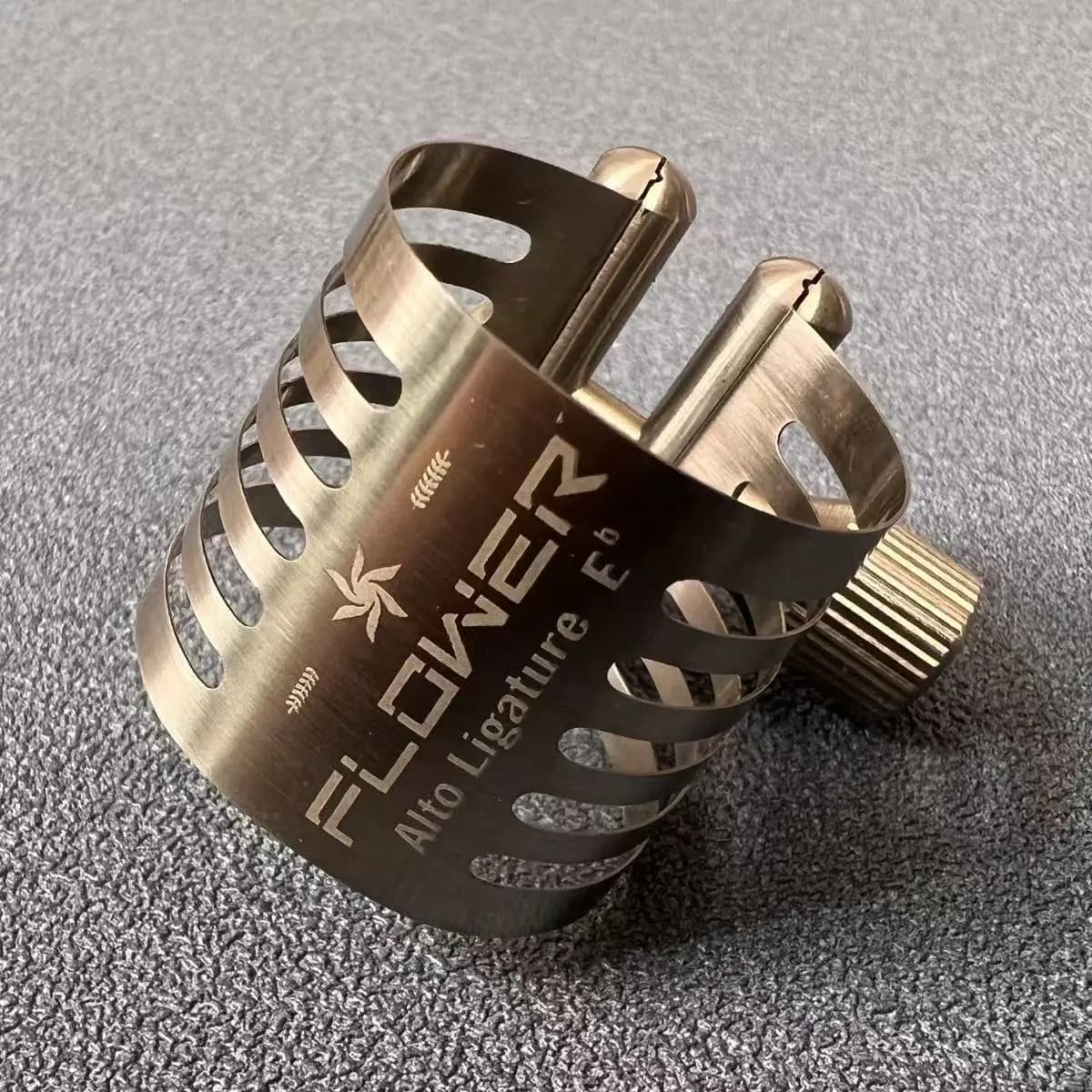 Saxophone Mouthpiece Ligature Stainless Steel Flower Design for Hard Rubber Mouthpiece Alto Tenor Soprano