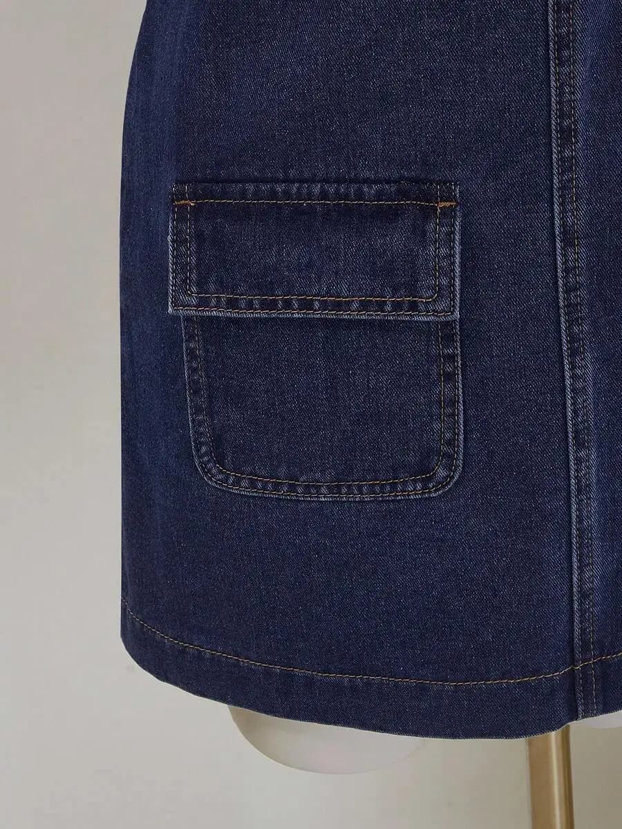 Abito casual da donna in denim lavato con tasche, ideale per il lavoro o per occasioni business casual.