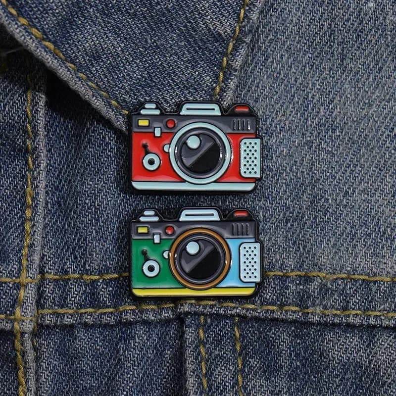 Spille smaltate Retro Camera Design distintivo in lega spilla creativa per fotocamera dei cartoni animati nuovi distintivi per spille accessori in metallo per i vestiti