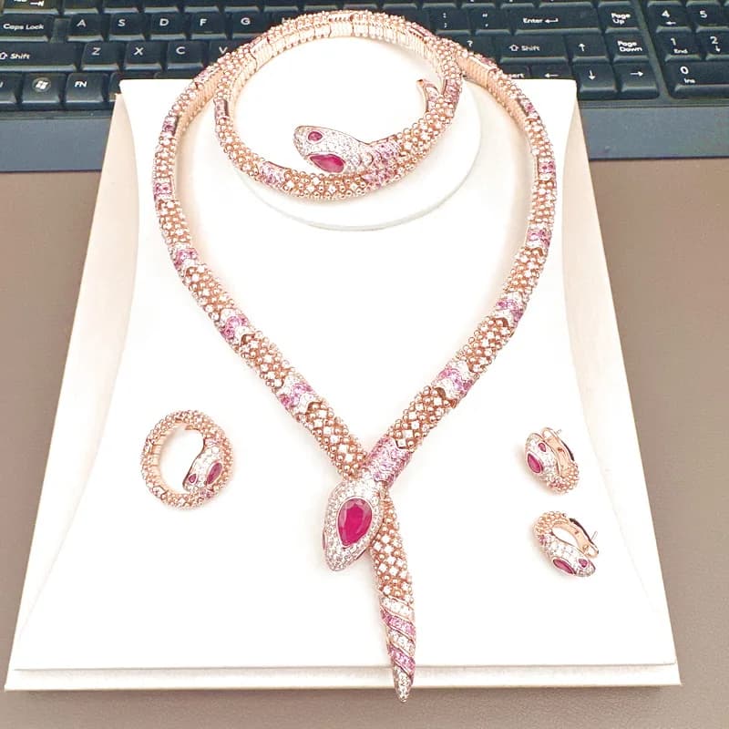 Elegante Set di Gioielli a Forma di Serpente con Zirconi Cubici Rosa e Rubini Incastonati, Ornamento di Lusso Leggero per Donne, Regalo per Feste e Matrimoni