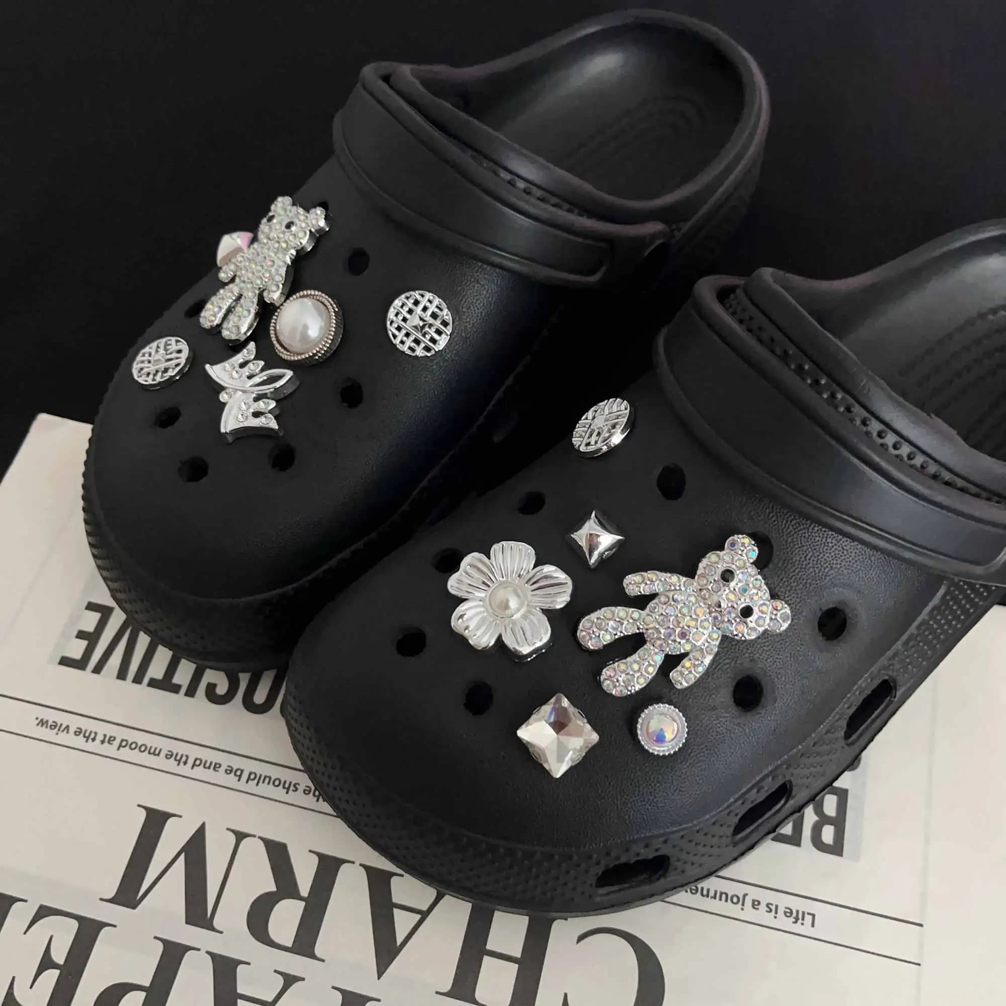 Ins Fiore Orso Strass Perla Set Ciondoli per scarpe per Crocs Zoccoli Perni Decorazioni Accessori per pantofole Sandali da giardino Regalo per ragazza