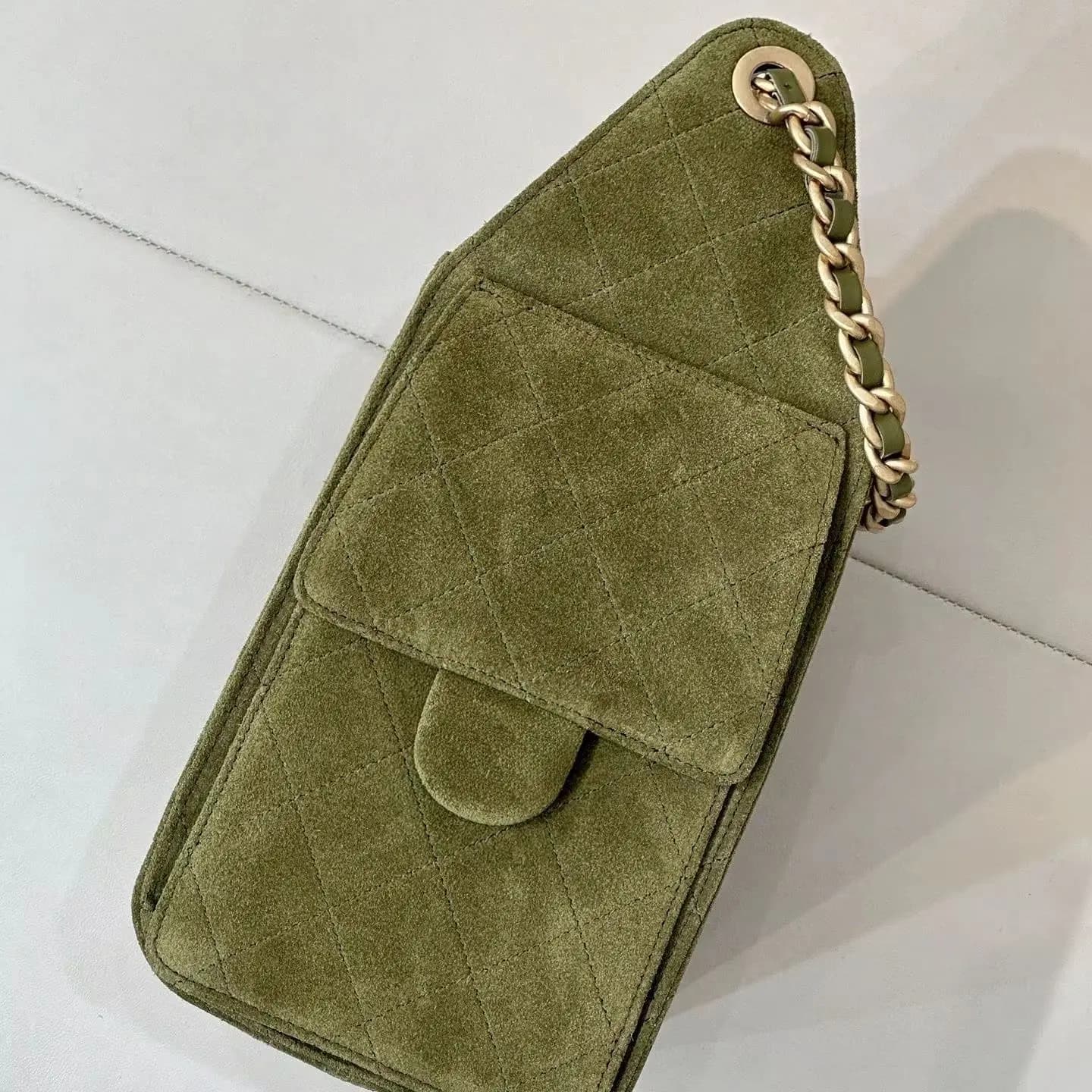Olive Green Suede Quilted Phone Crossbody Bag for Women, Diamond Stitch Vertical Flap Cellphone Purse, Vintage Leather Interwoven Chain Shoulder Handbag