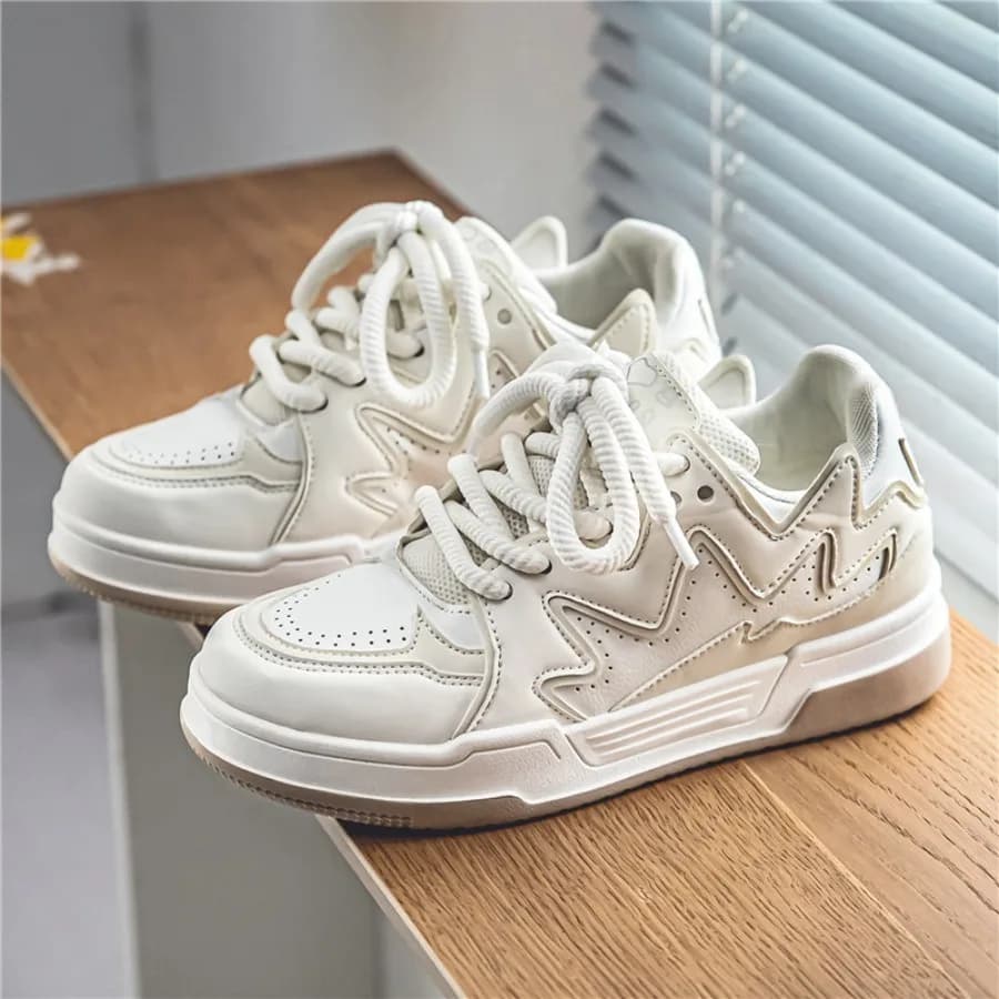 Scarpe da donna alla moda e alla moda: sneakers bianche, scarpe sportive casual basse