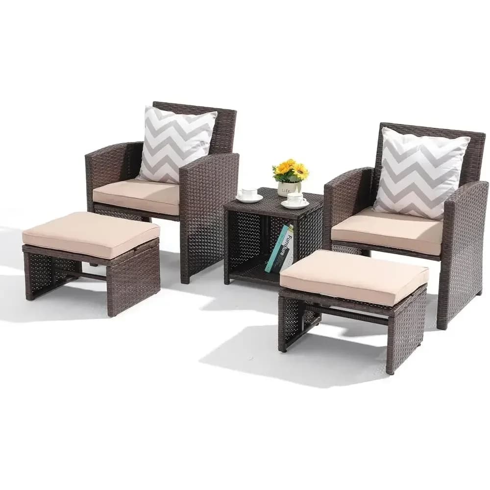 Set di mobili da giardino per esterni in 5 pezzi con cuscini, sedie in vimini marrone, pouf, tavolo portaoggetti per giardino, portico, beige