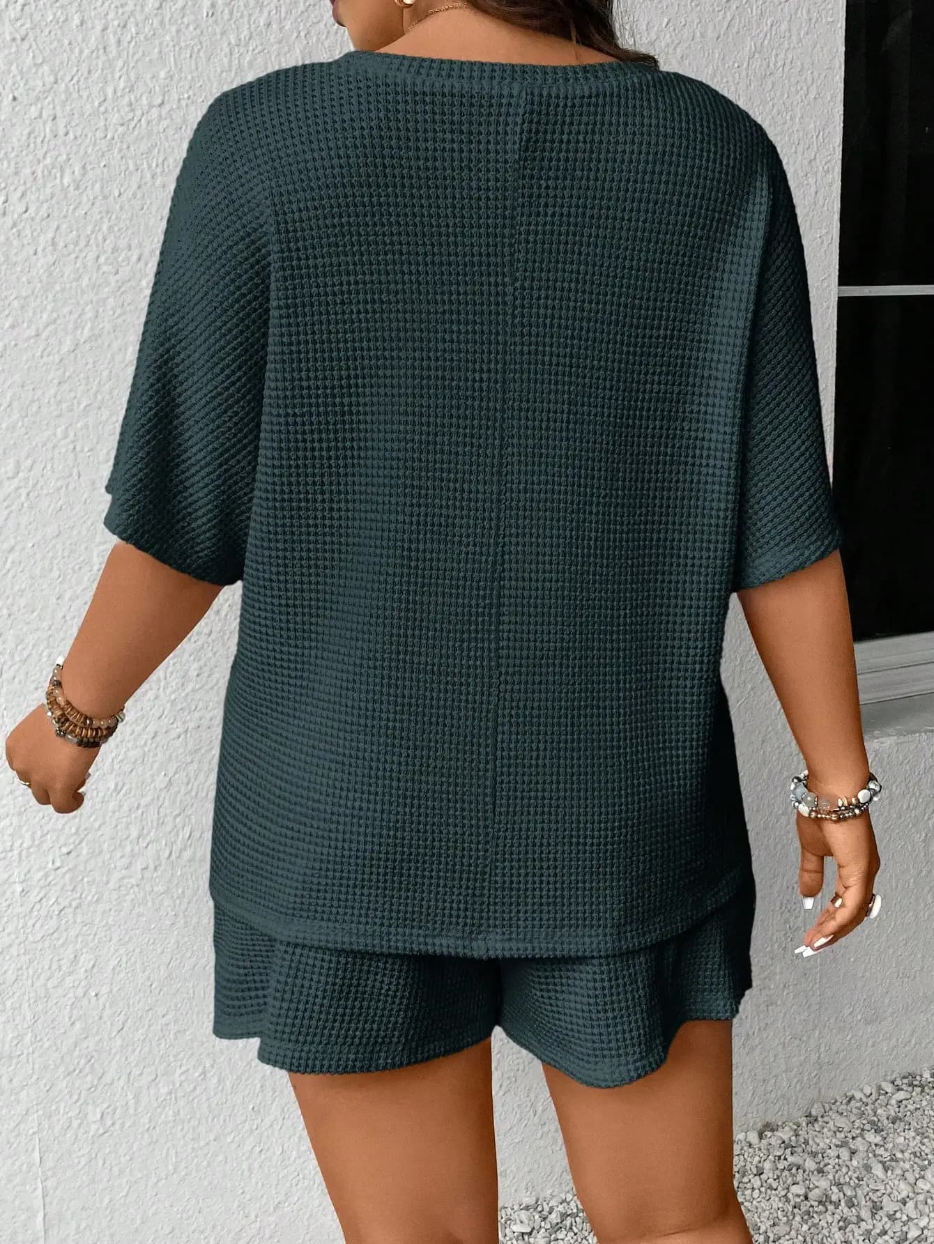 Completo due pezzi in tessuto waffle da donna, top a maniche corte e pantaloncini con coulisse.