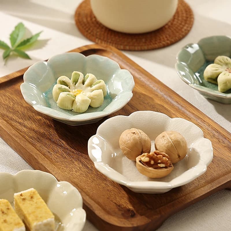 Piatto da pasticceria cinese vintage in ceramica per uso domestico da 5 pollici Squisito snack con stelo Piatti a forma di petalo Piatto di frutta secca ad alta estetica