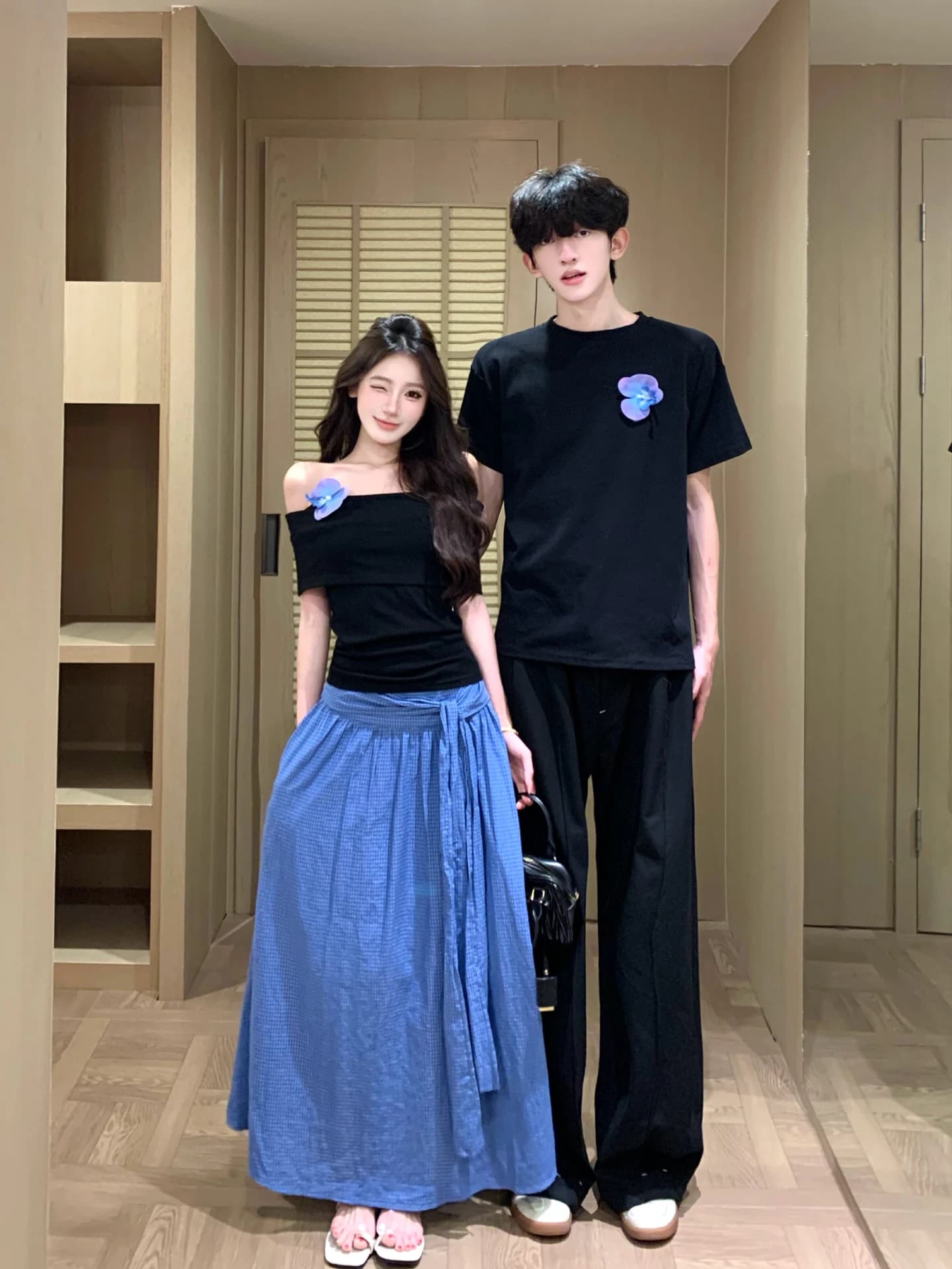 Set coordinato estivo coreano per coppia: T-shirt a maniche corte da uomo con spalle scoperte e gonna a mezza lunghezza con stampa floreale (un top, una gonna)