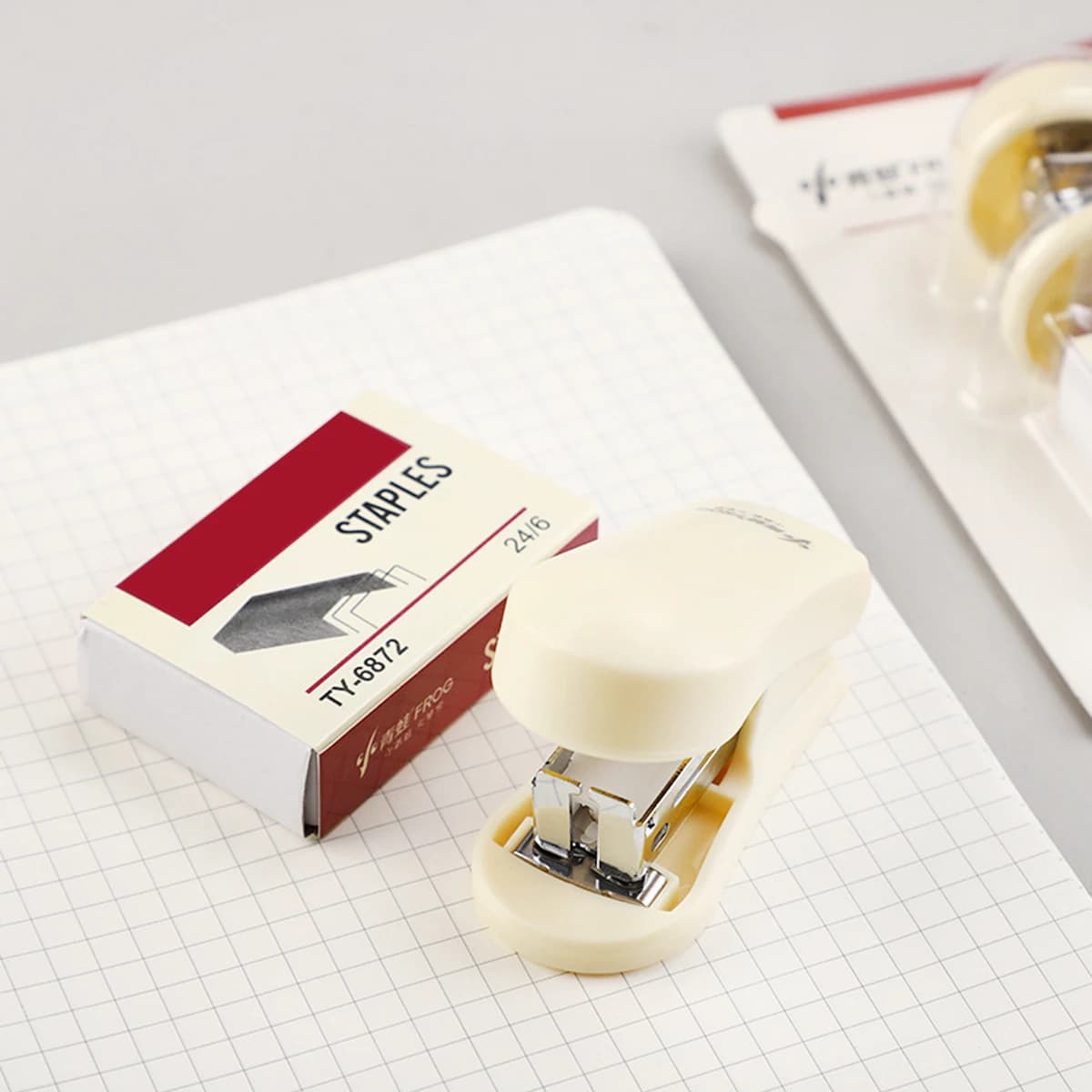 1 pezzo di mini cucitrice a fori piccoli, cucitrice portatile per documenti da ufficio, forniture per la rilegatura di fogli per esami studenteschi