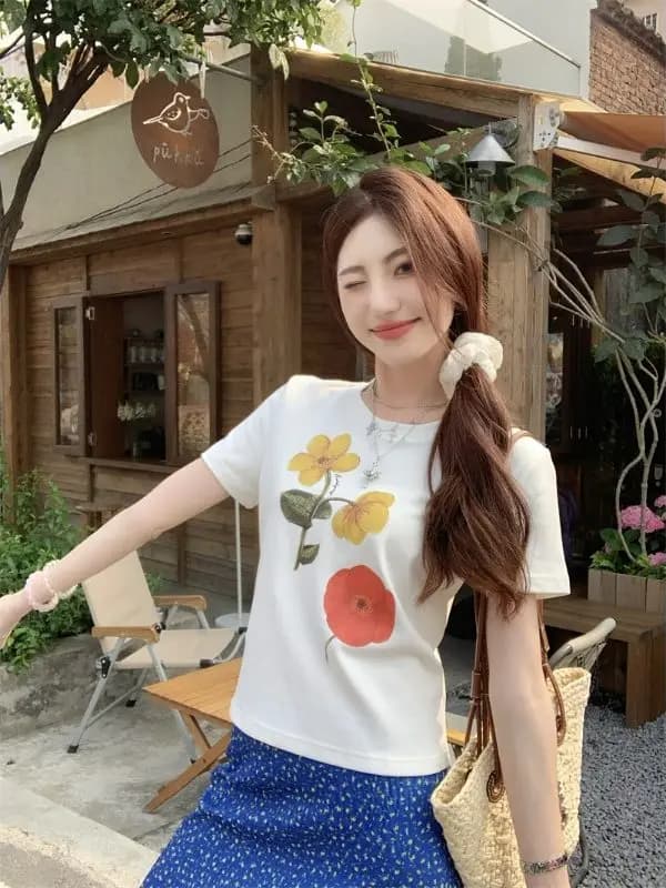 Completo coordinato gonna e t-shirt con stampa floreale per la primavera: set due pezzi da donna snellente, traspirante, a maniche corte e girocollo