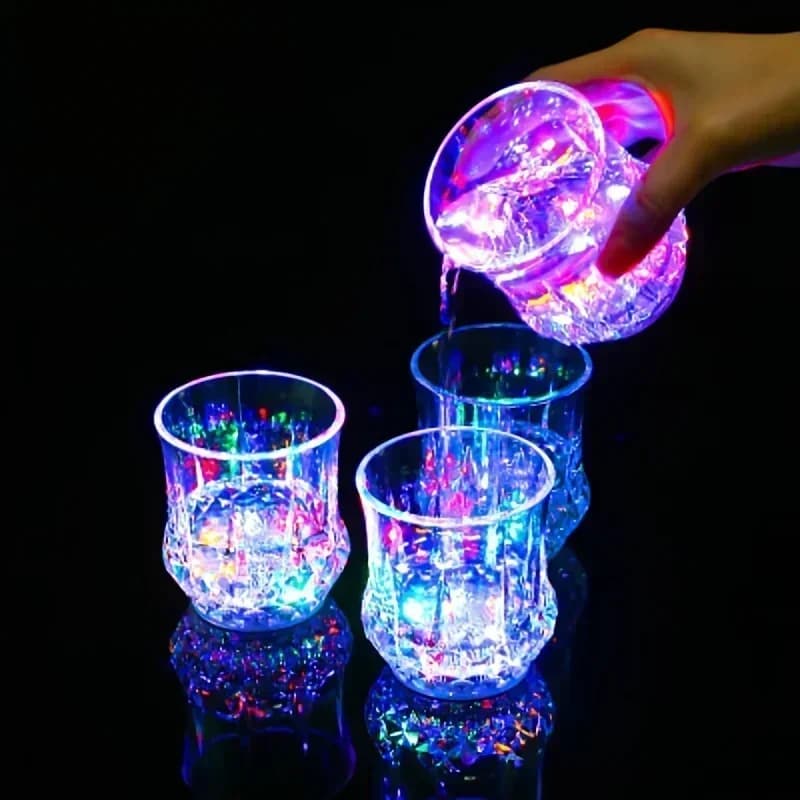 1 pz Light Up Cups, Glow In The Dark Party Supplies, colorato LED incandescente Beer Cup per feste, compleanni, natale, discoteca