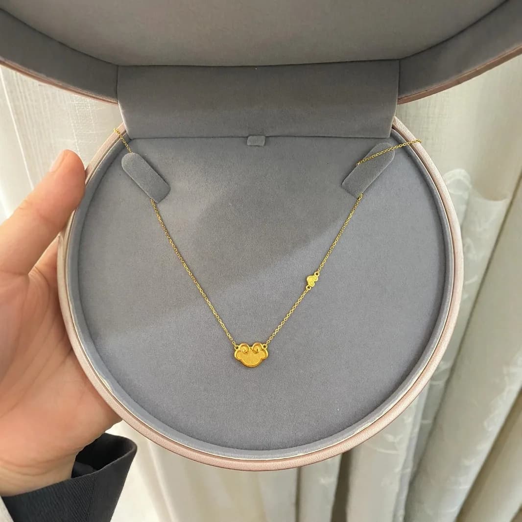 Collana con Lucchetto Xiangyun Ruyi per Donne, Design Versatile, Lusso Discreto, Colore Oro, Catena Premium per Clavicola