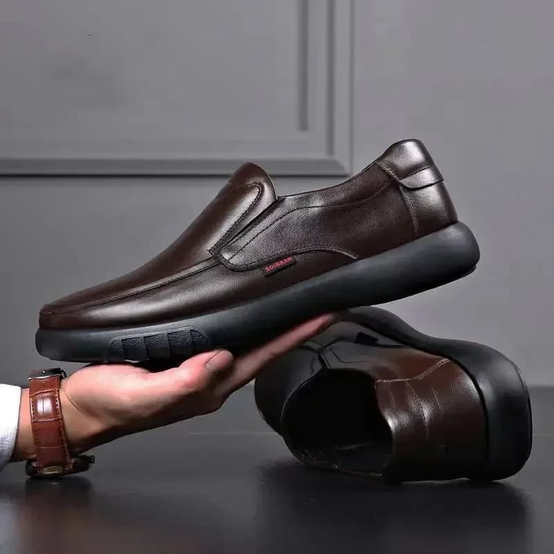 Scarpe casual da uomo slip-on nuove collezioni primavera 2026 con superficie in pelle PU leggera e traspirante, ideali per la guida e il tempo libero.