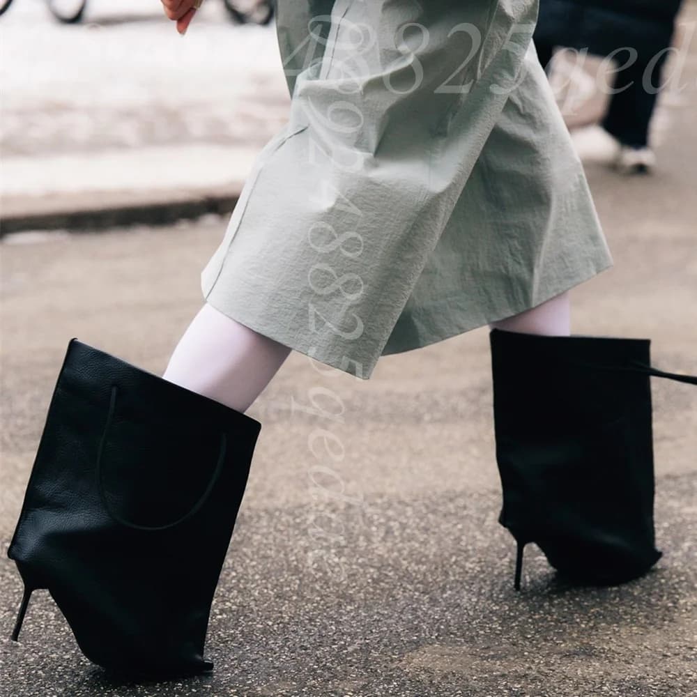 Stivaletti da Donna Marroni con Tomaia Testurizzata e Punta Aperta, Modello Slip-On, Tacco a Spillo Sottile, Decorazione Unica a Forma di Borsa, Scarpe alla Moda
