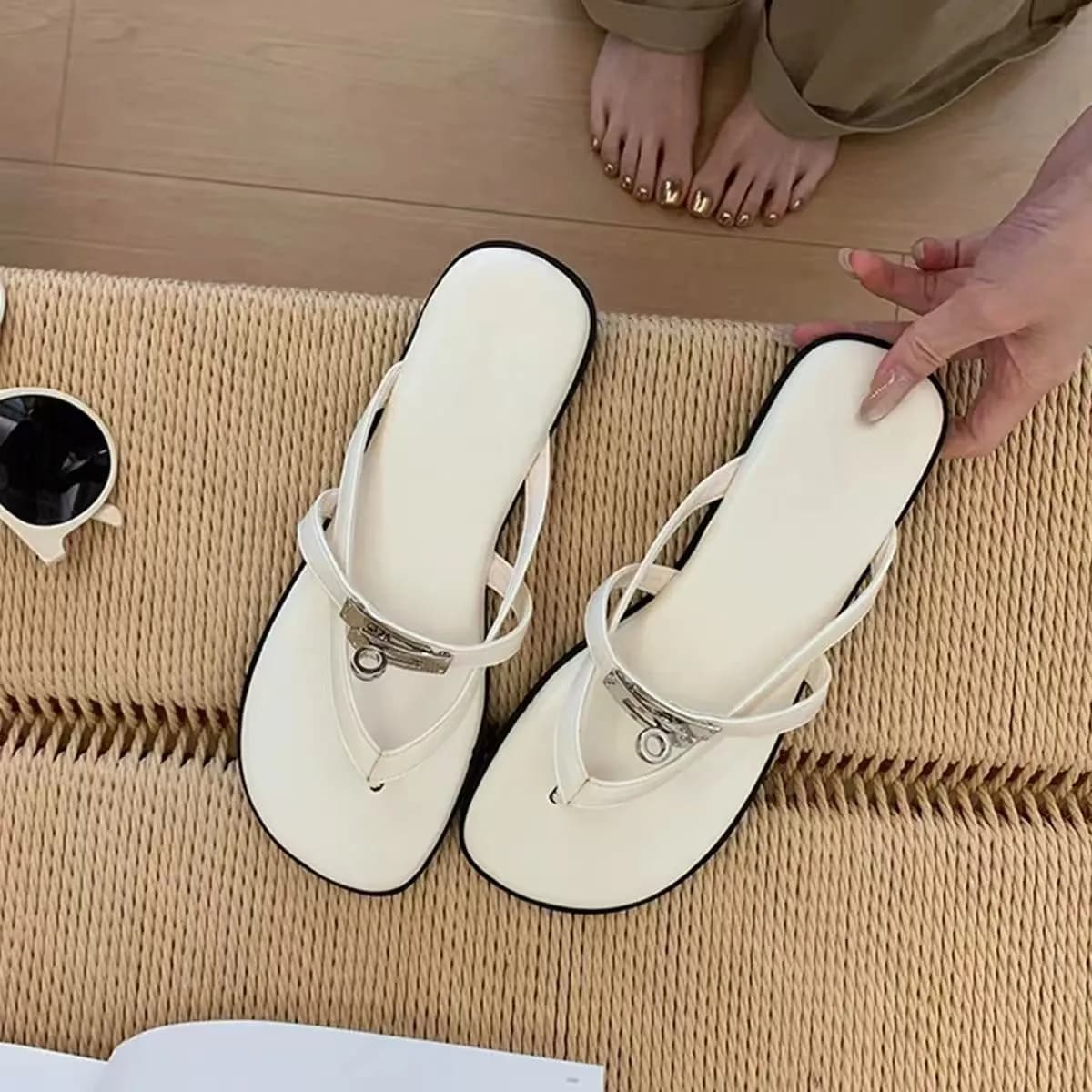 2026 Spring Summer Women Flip Flops Buckle Design Flat Thong Sandals Skin Friendly Outdoor Beach Vacation Casual Slippers