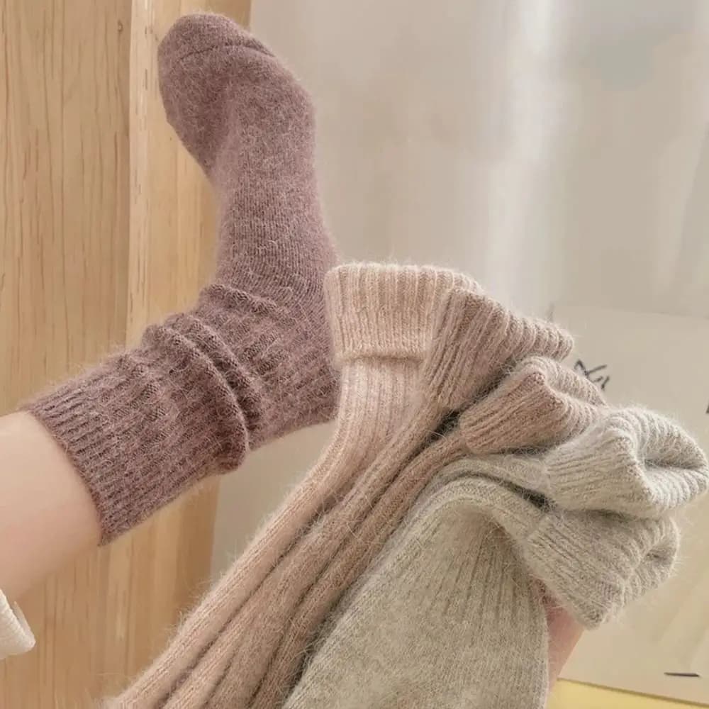 Calzini invernali caldi in velluto di cashmere Moda Harajuku Calzini spessi a tubo medio Calzini morbidi per la casa Calzini lunghi termici da donna a righe