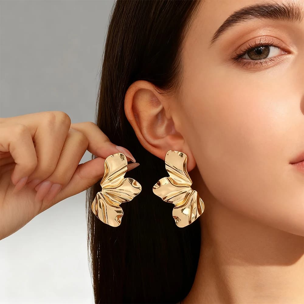 Orecchini da Donna Versatili in Acciaio Inossidabile a Forma di Fiore, Stile Europeo e Americano, Irregolari e Plissettati, Accessorio di Gioielleria in Metallo Liscio