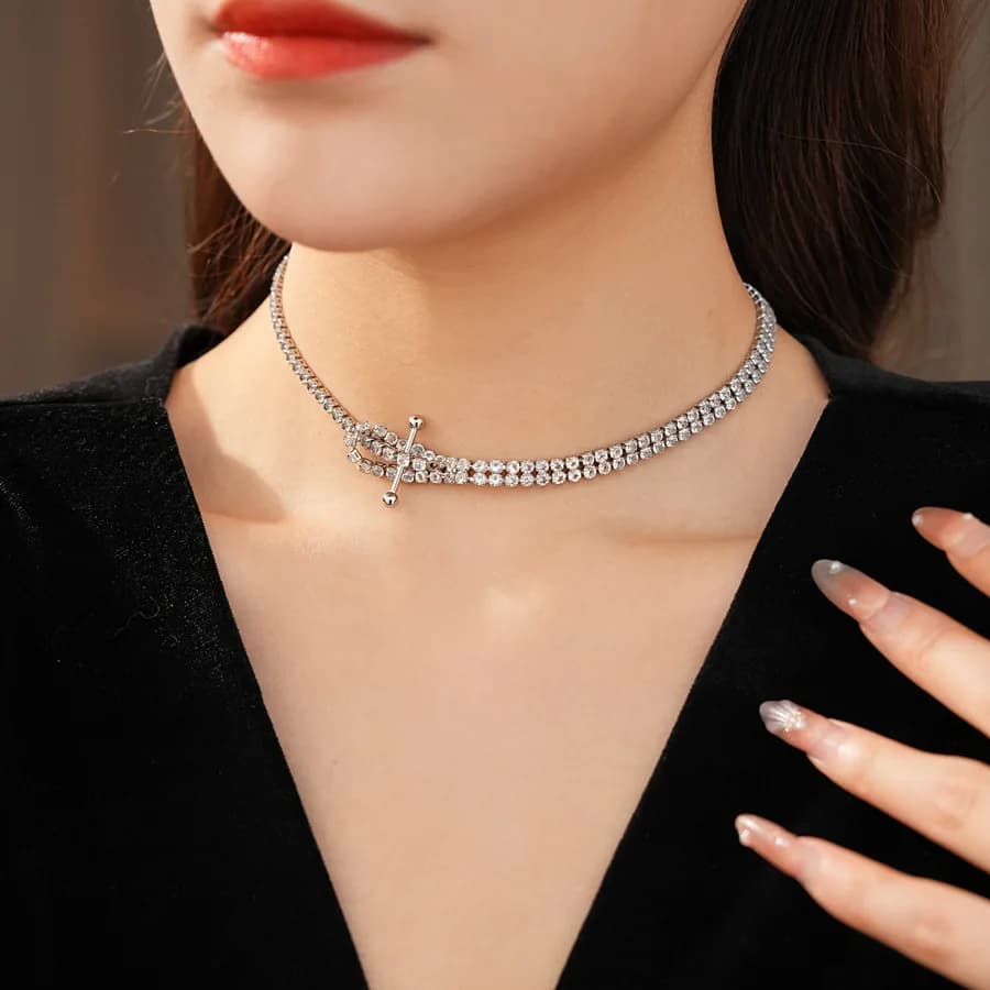 Collana con fibbia per cintura asimmetrica con zirconi, collare di nicchia audace, versatile ed elegante da donna, accattivante quotidiano/street, regalo perfetto